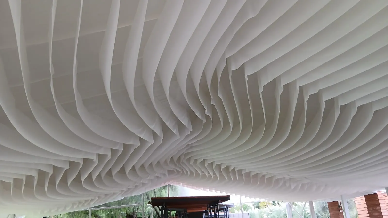 Entelado blanco en remolino sobre una terraza de eventos