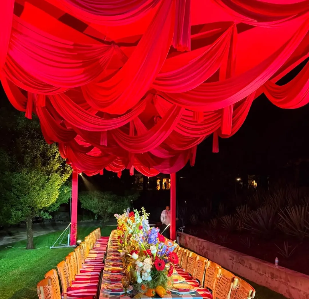 Techo de tela rojo en una cena de gala al aire libre